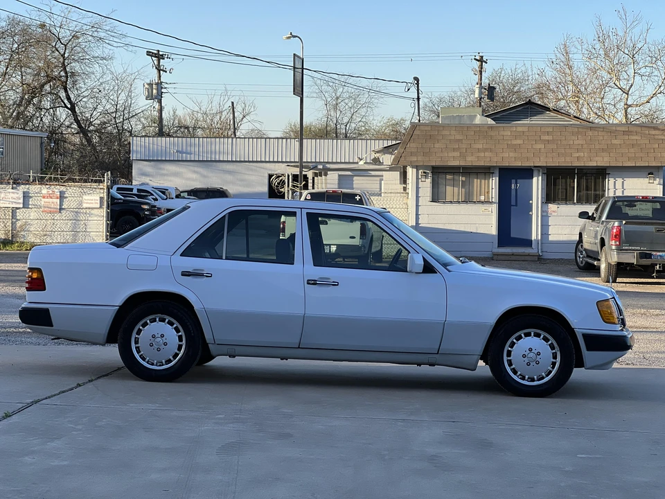 1990 Mercedes-Benz W124 E-Class - Image 13 of 31