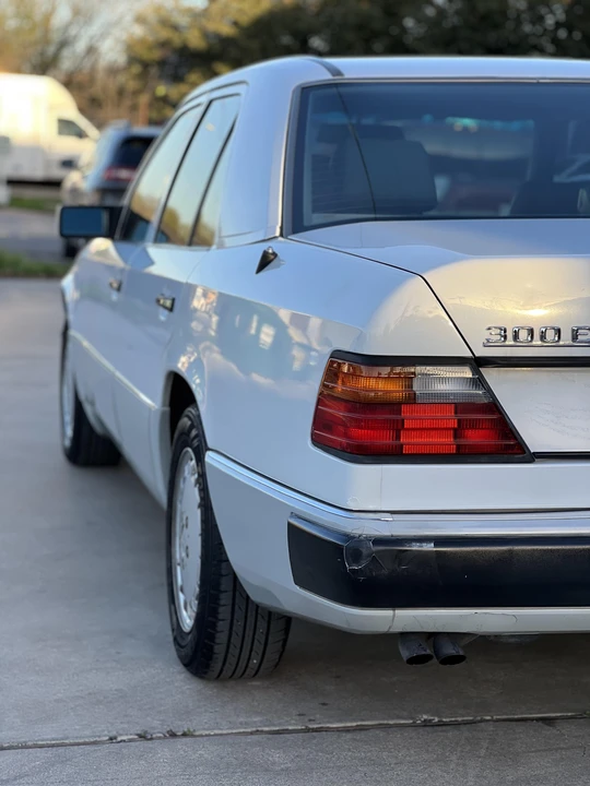1990 Mercedes-Benz W124 E-Class - Image 19 of 31