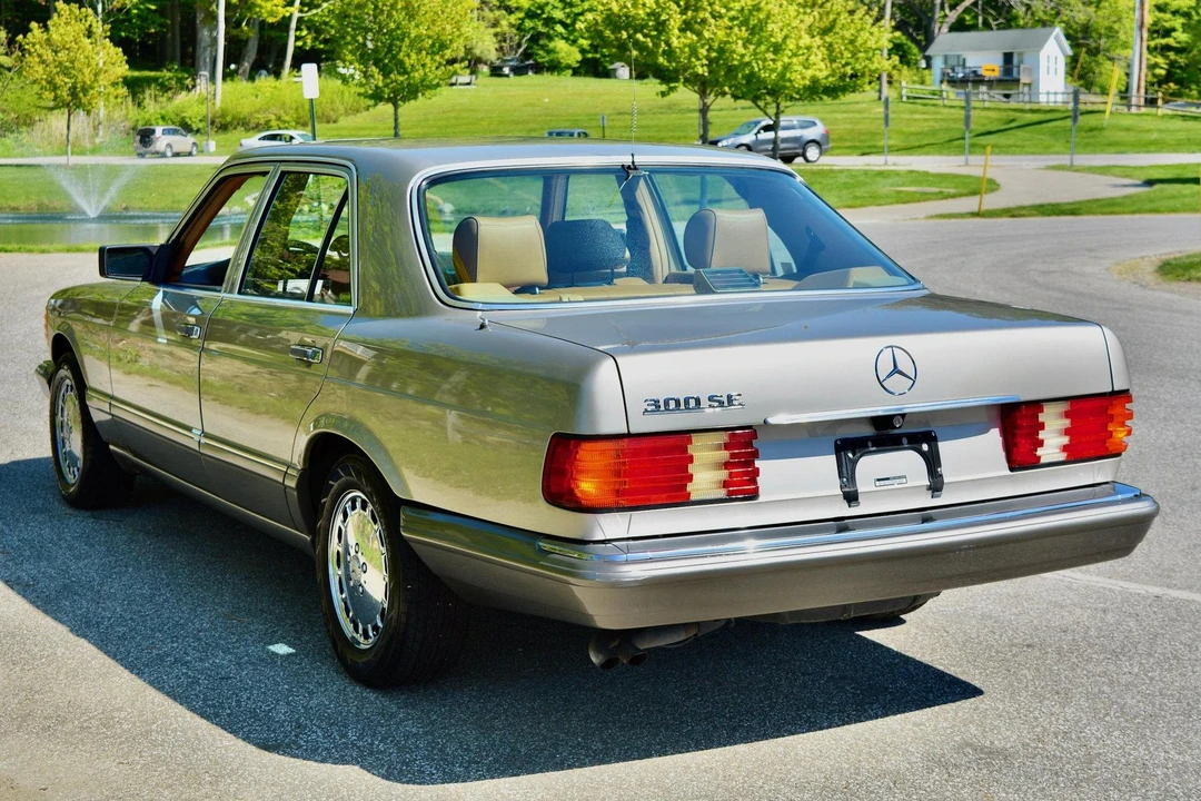 1990 Mercedes-Benz W126 S-Class Sedan - Image 4 of 31