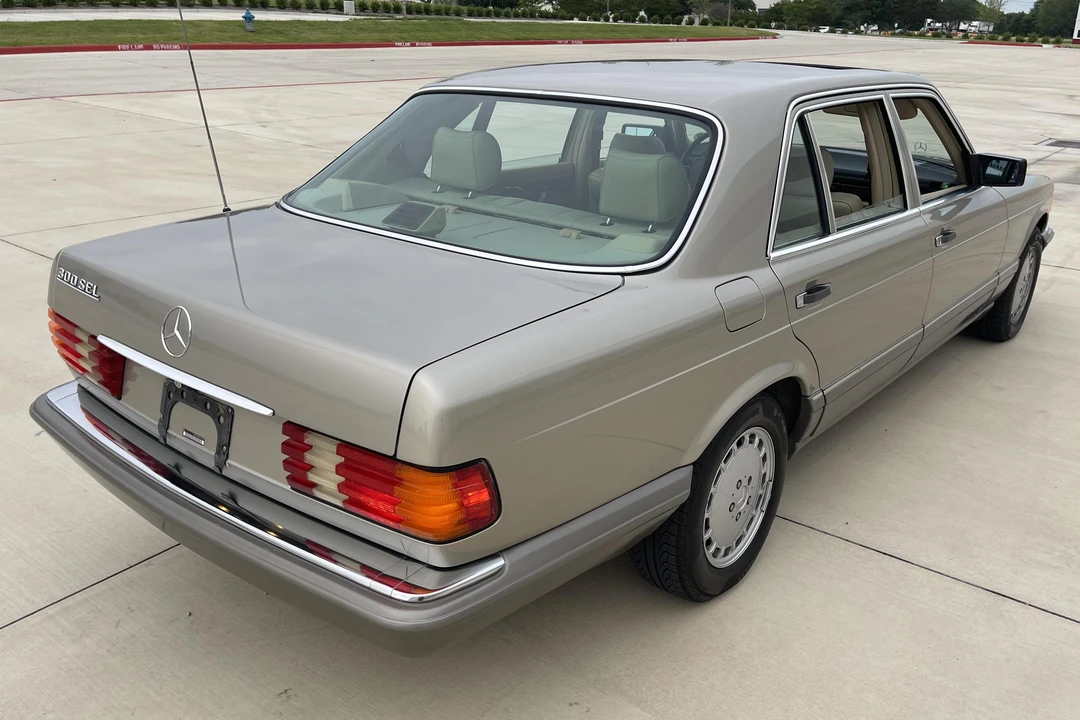 1990 Mercedes-Benz W126 S-Class Sedan - Image 4 of 31