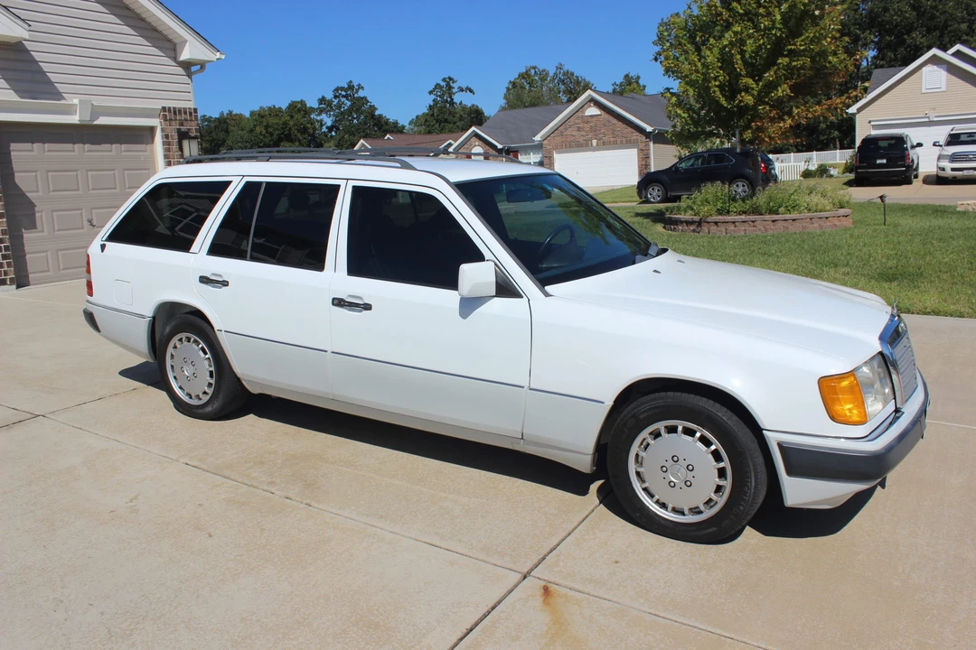 1990 Mercedes-Benz W124 E-Class - Image 2 of 31