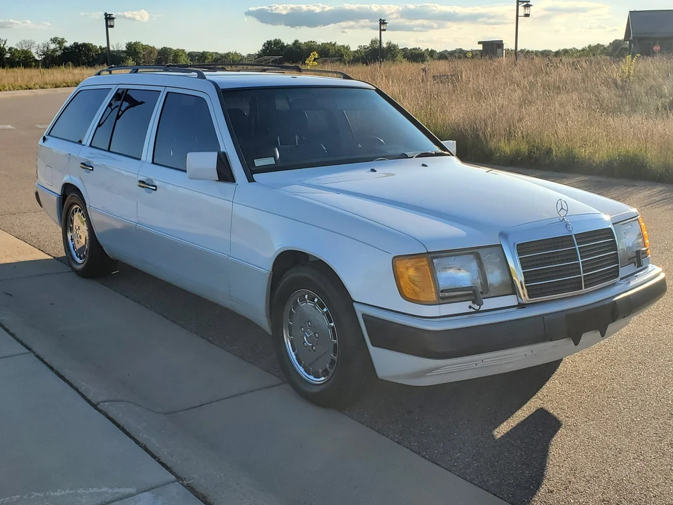 1990 Mercedes-Benz W124 E-Class - Image 2 of 31