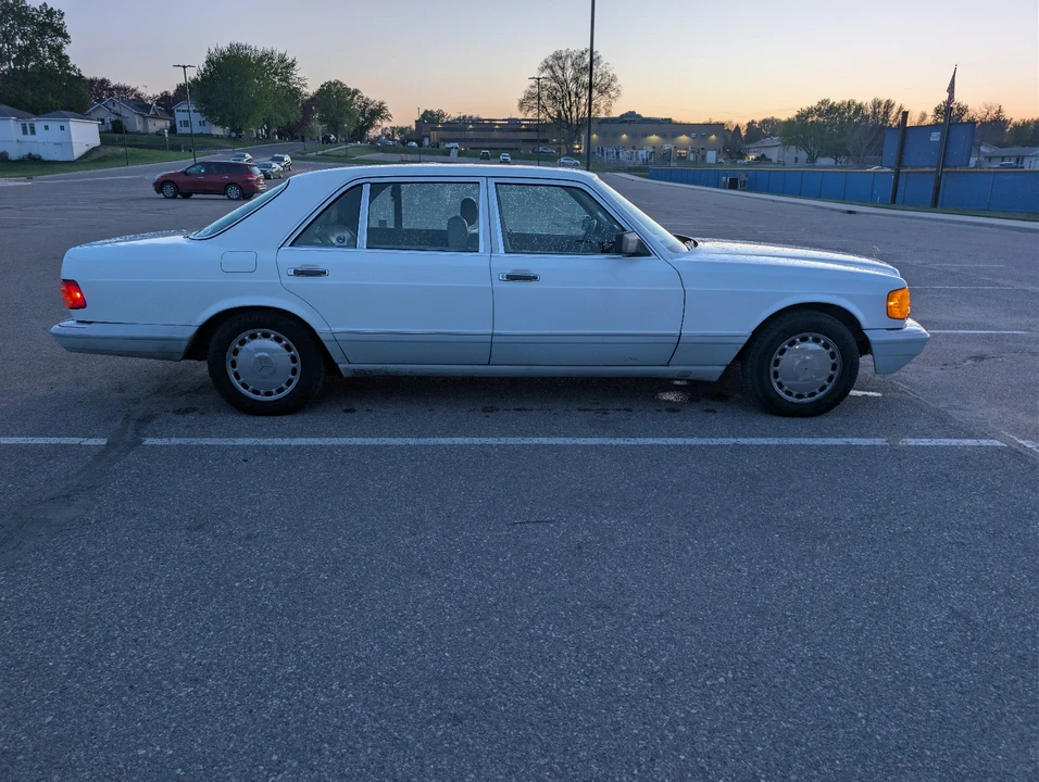 1990 Mercedes-Benz W126 S-Class Sedan - Image 4 of 12