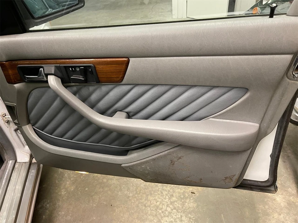 1990 Mercedes-Benz W126 S-Class Sedan - Image 18 of 31