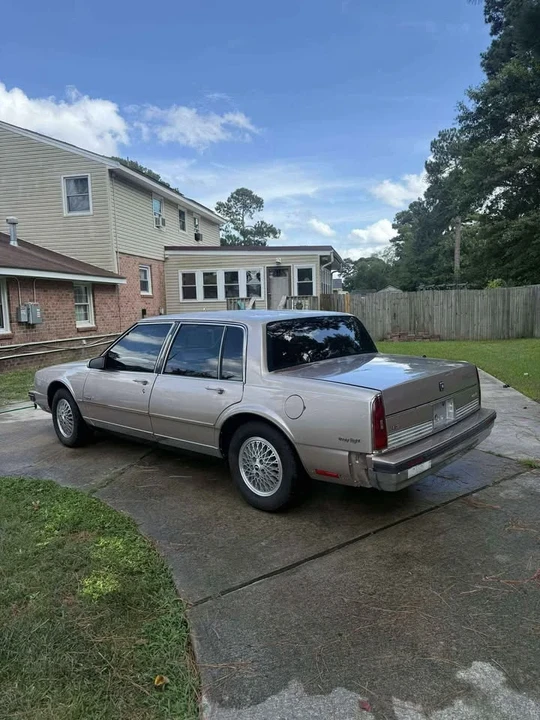 1990 Oldsmobile 98 - Image 9 of 11
