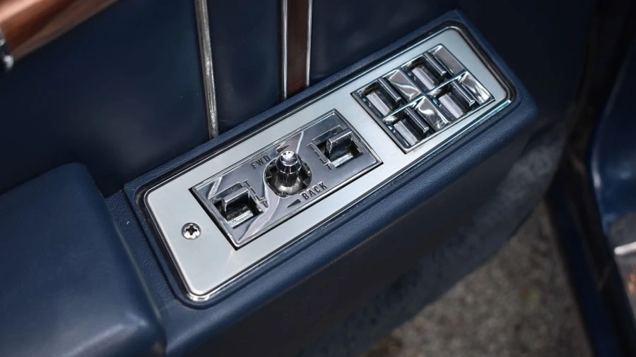 1990 Oldsmobile Custom Cruiser - Image 9 of 29