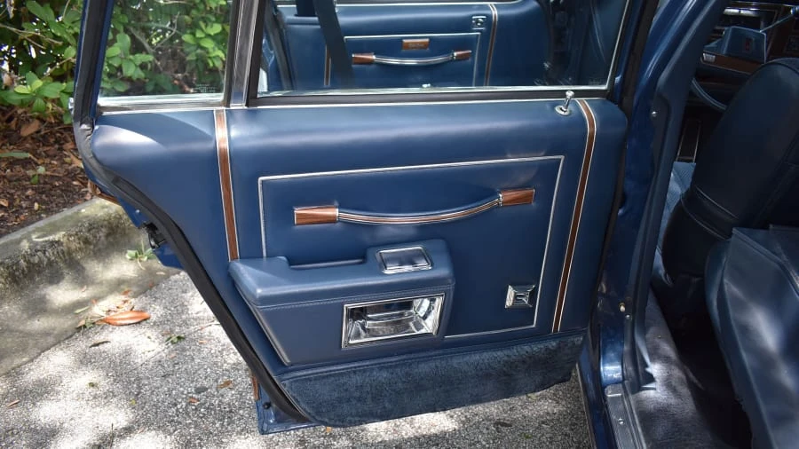 1990 Oldsmobile Custom Cruiser - Image 23 of 29