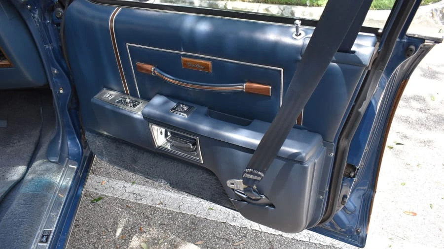 1990 Oldsmobile Custom Cruiser - Image 24 of 29
