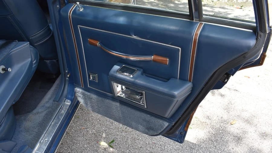 1990 Oldsmobile Custom Cruiser - Image 25 of 29