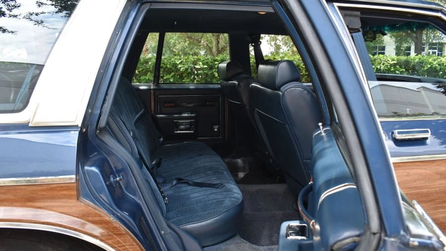 1990 Oldsmobile Custom Cruiser - Image 27 of 29