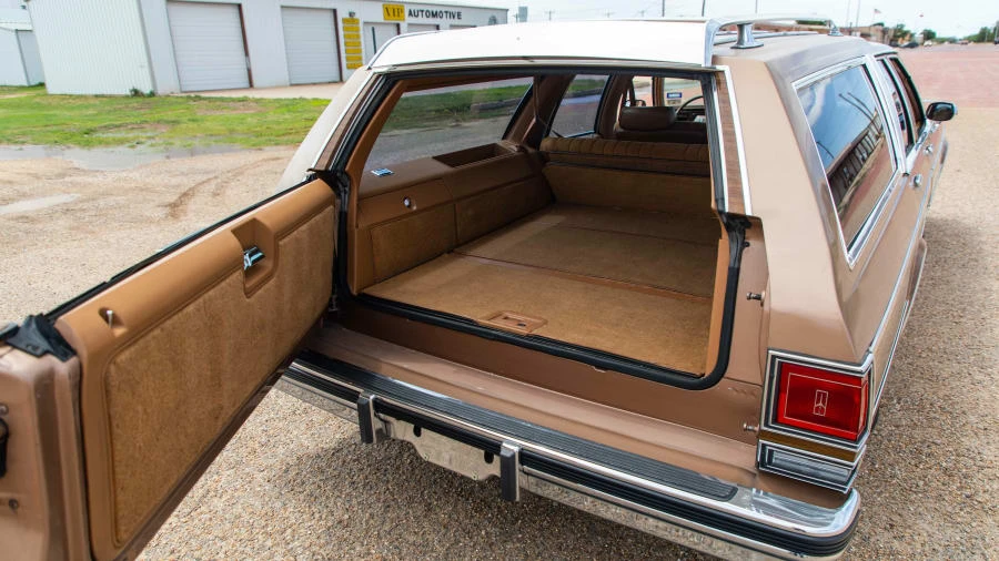 1990 Oldsmobile Custom Cruiser - Image 9 of 14