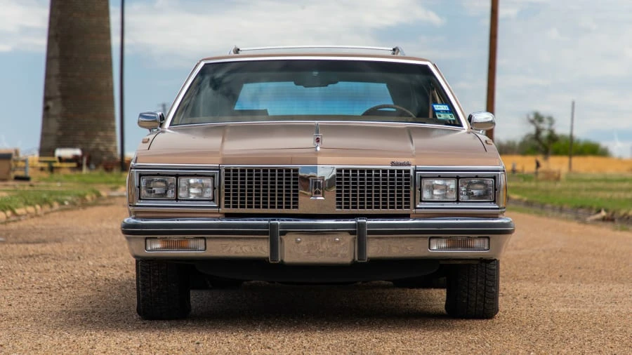 1990 Oldsmobile Custom Cruiser - Image 10 of 14