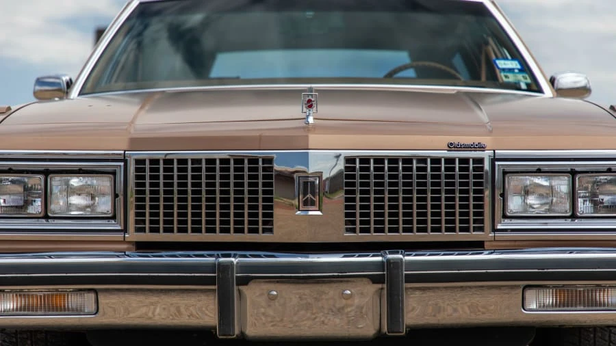 1990 Oldsmobile Custom Cruiser - Image 13 of 14