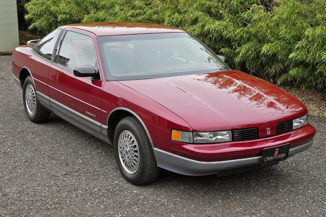 1990 Oldsmobile Cutlass Supreme - Image 9 of 31