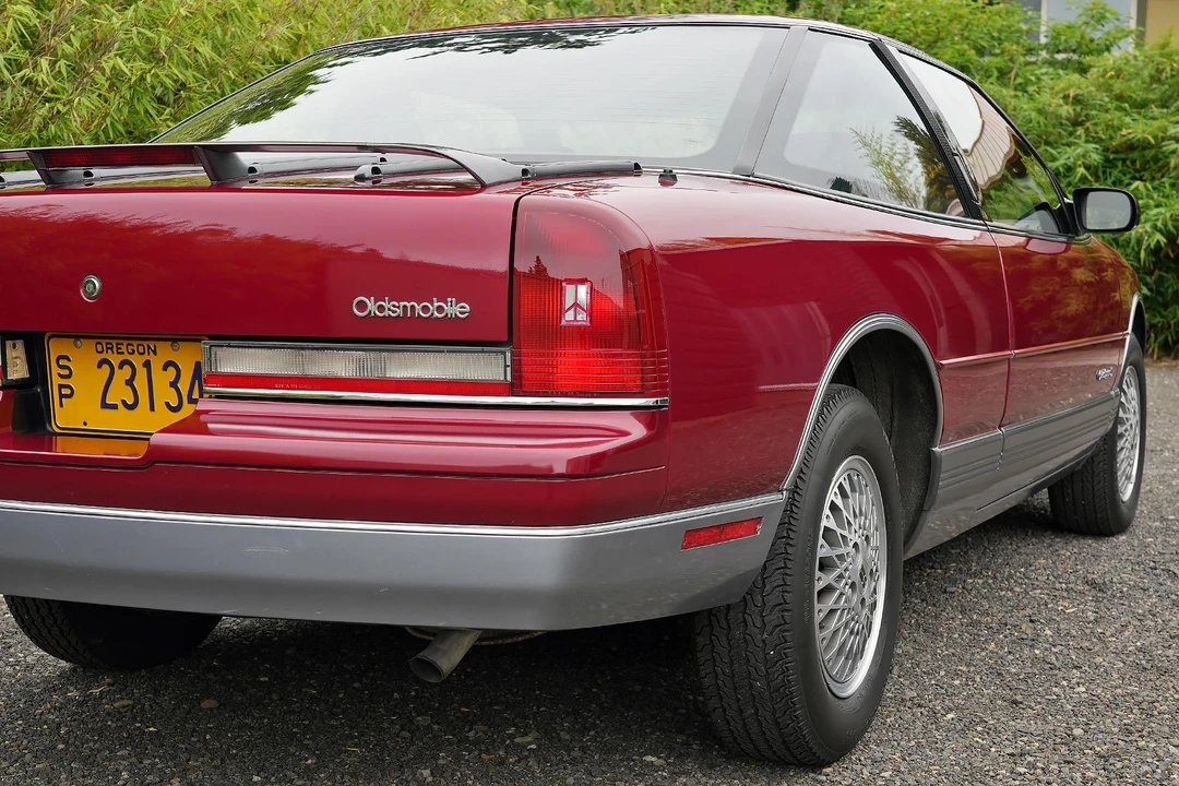 1990 Oldsmobile Cutlass Supreme - Image 23 of 31