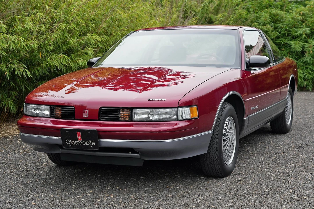 1990 Oldsmobile Cutlass Supreme - Image 2 of 31