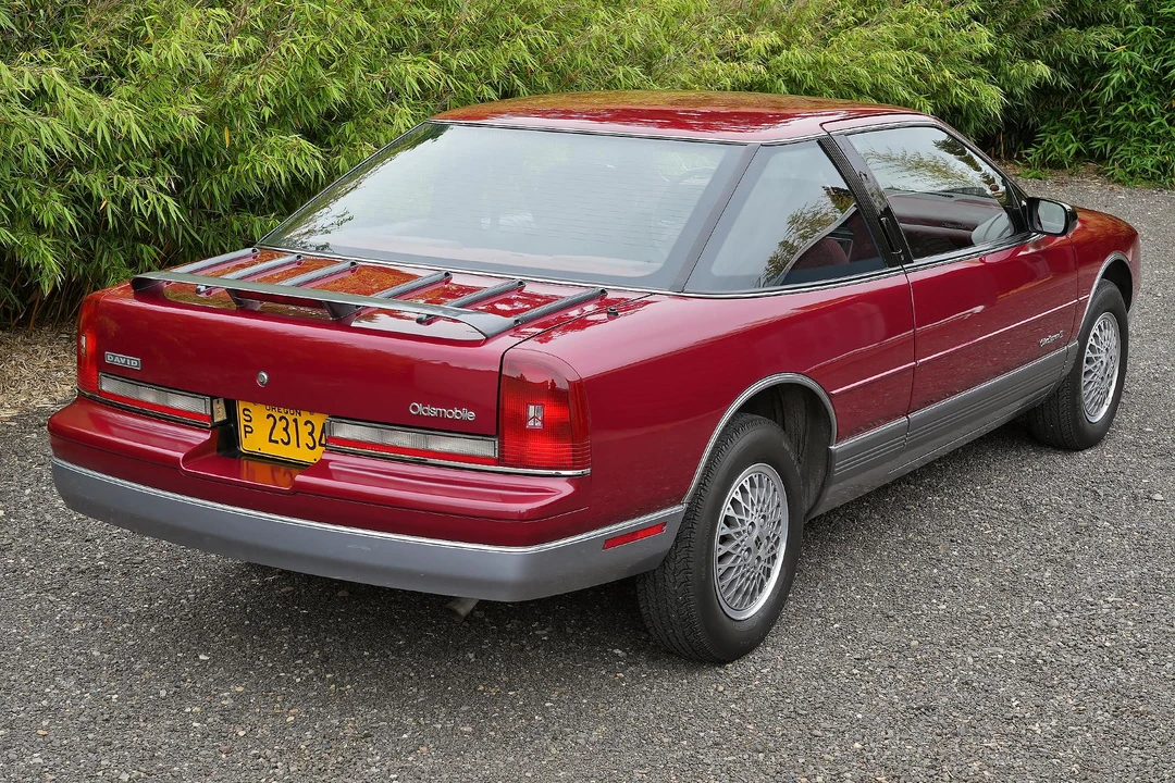 1990 Oldsmobile Cutlass Supreme - Image 7 of 31