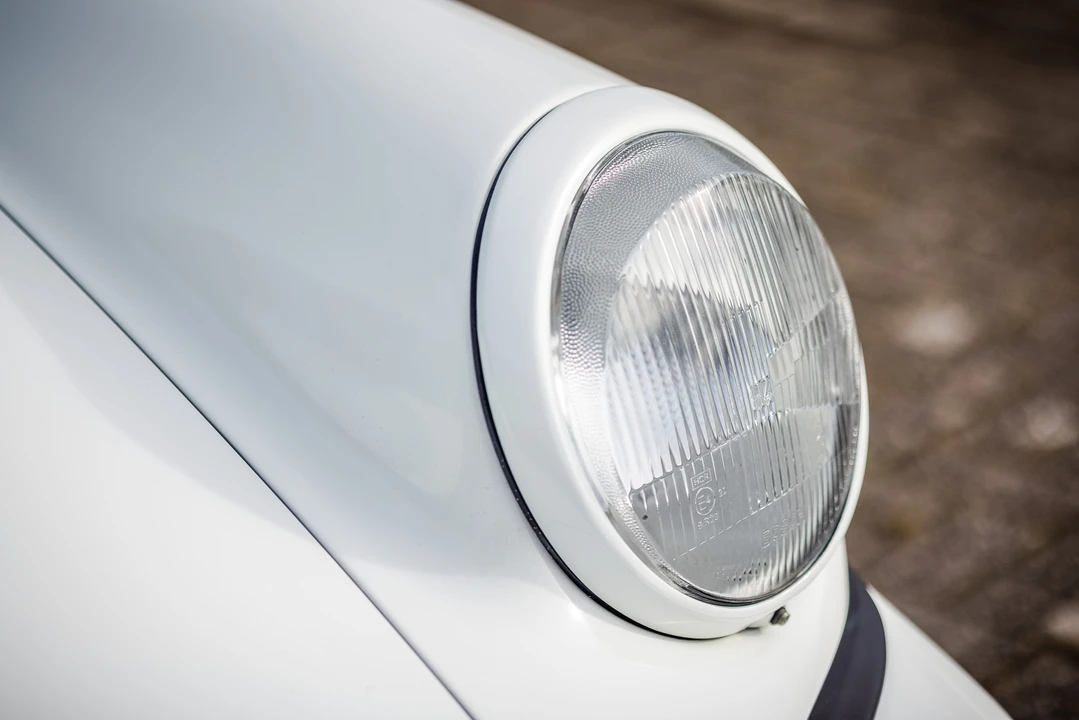 1990 Porsche 964 Carrera 4 - Image 24 of 31