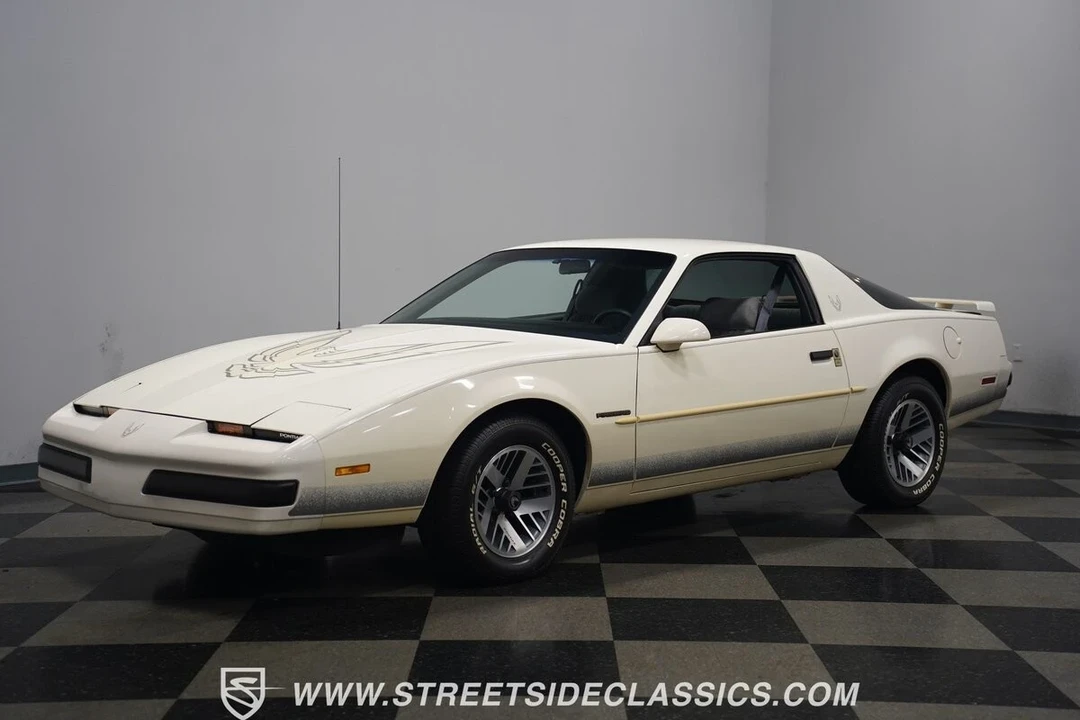 1990 Pontiac Firebird 3rd Gen - Image 8 of 21