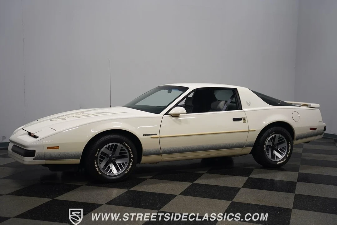 1990 Pontiac Firebird 3rd Gen - Image 9 of 21