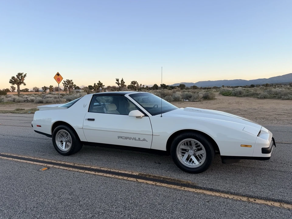 1990 Pontiac Firebird 3rd Gen - Image 4 of 18