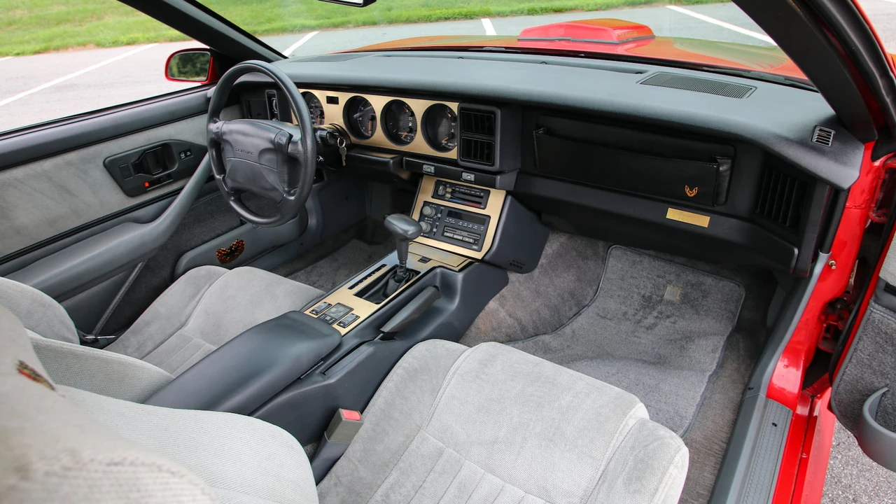 1990 Pontiac Firebird Trans Am 3rd Gen - Image 29 of 31