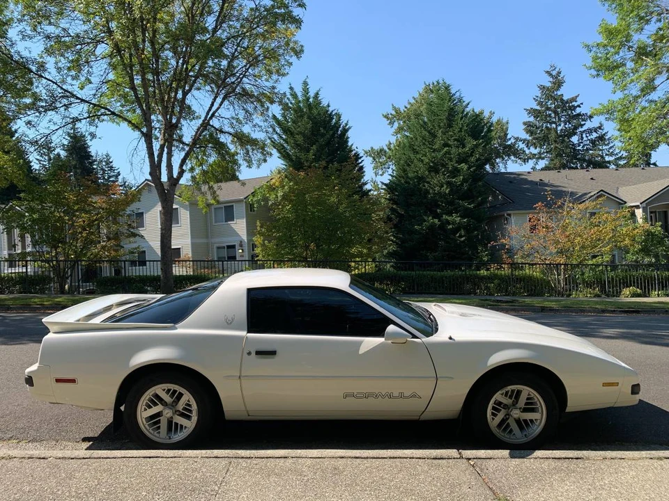 1990 Pontiac Firebird Formula 3rd Gen - Image 17 of 24