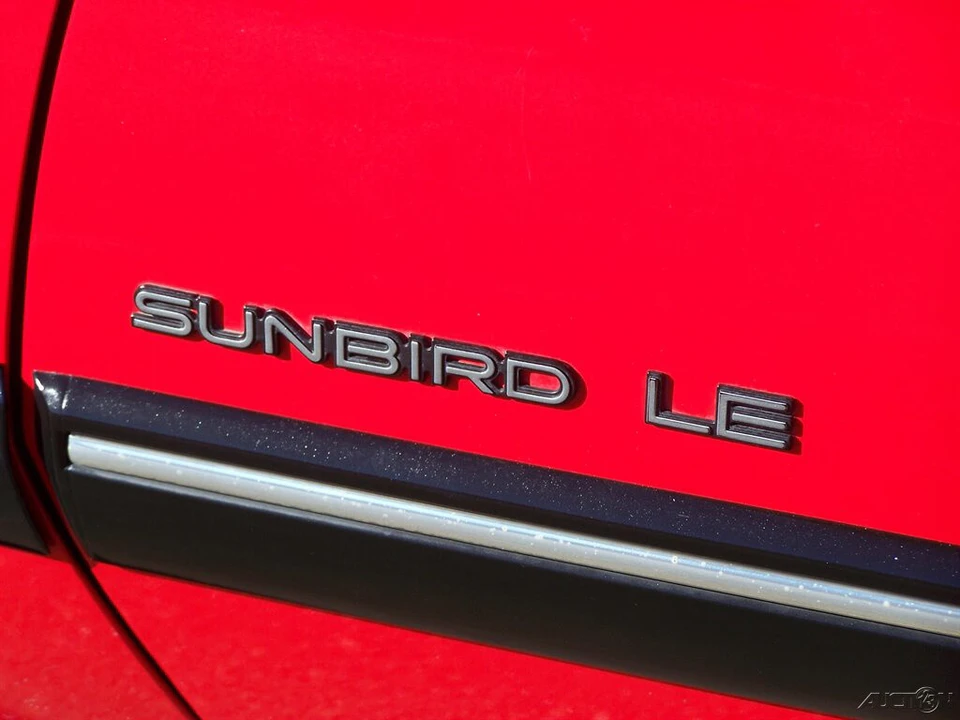 1990 Pontiac Sunbird - Image 15 of 21