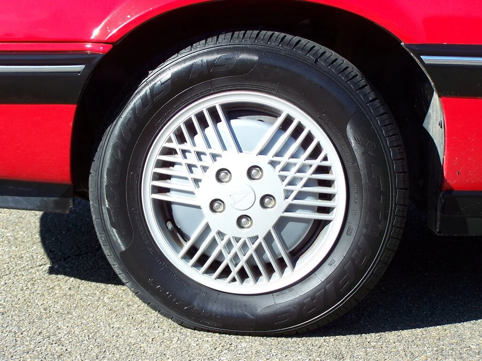 1990 Pontiac Sunbird - Image 16 of 21