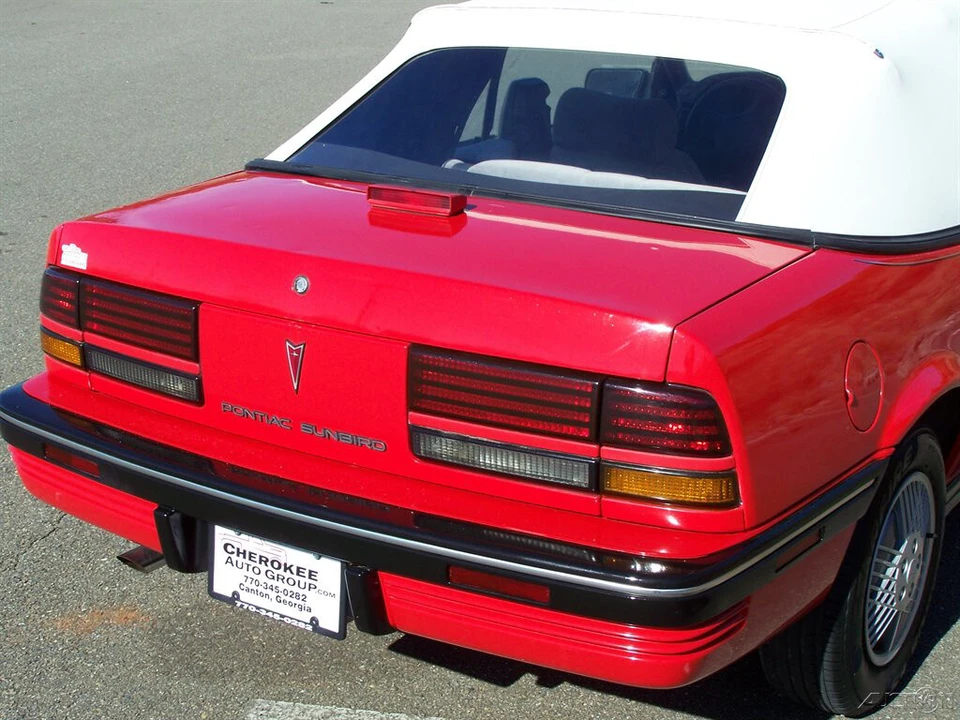 1990 Pontiac Sunbird - Image 17 of 21