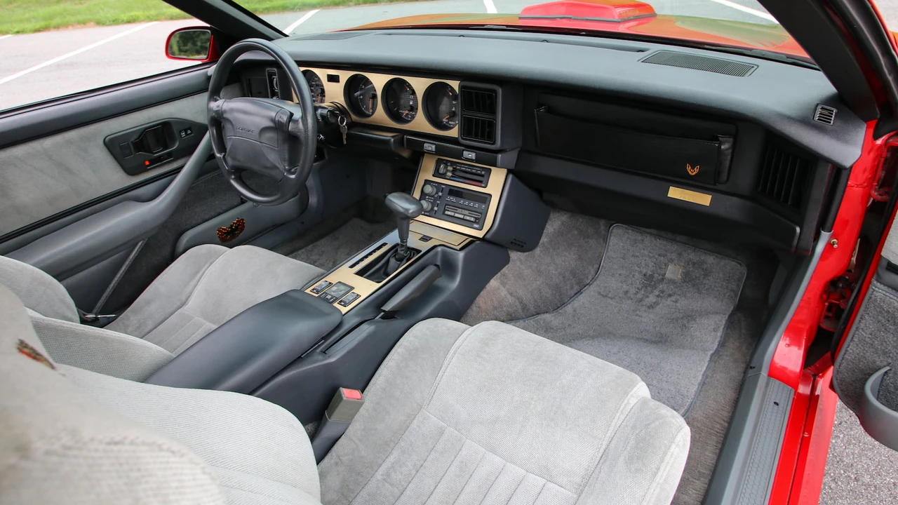 1990 Pontiac Firebird Trans Am 3rd Gen - Image 10 of 31