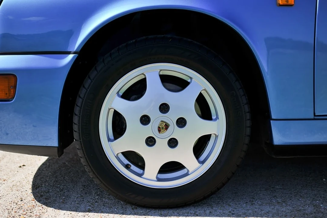 1990 Porsche 964 Carrera 4 - Image 9 of 30