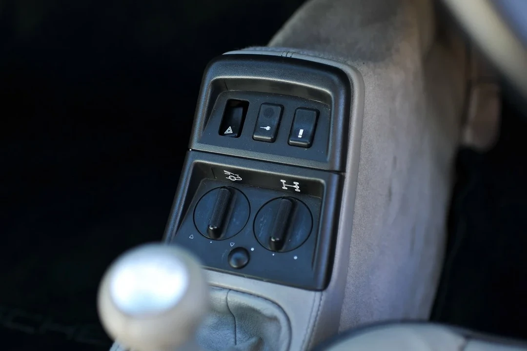 1990 Porsche 964 Carrera 4 - Image 24 of 30