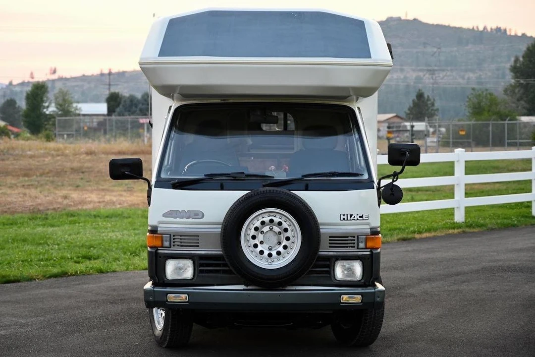 1990 Toyota HiAce 4th Gen - Image 2 of 31