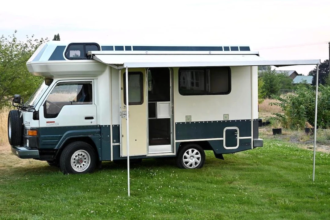 1990 Toyota HiAce 4th Gen - Image 3 of 31