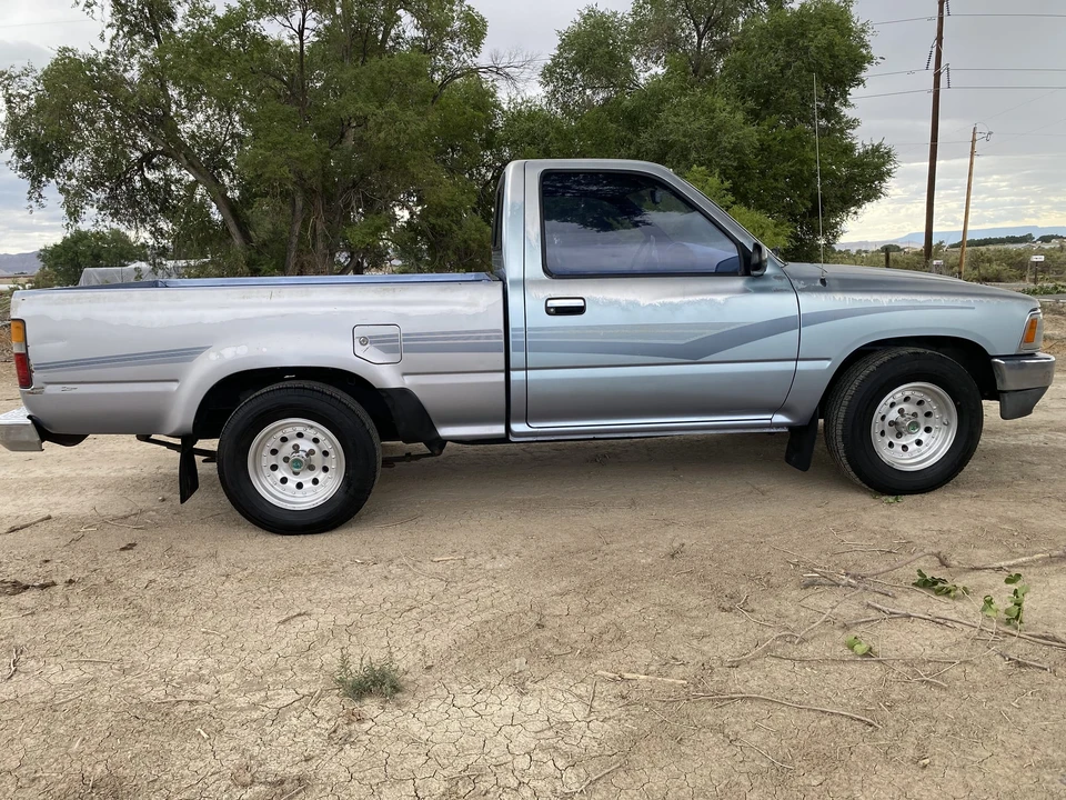 1990 Toyota Hilux 5th Gen - Image 11 of 31