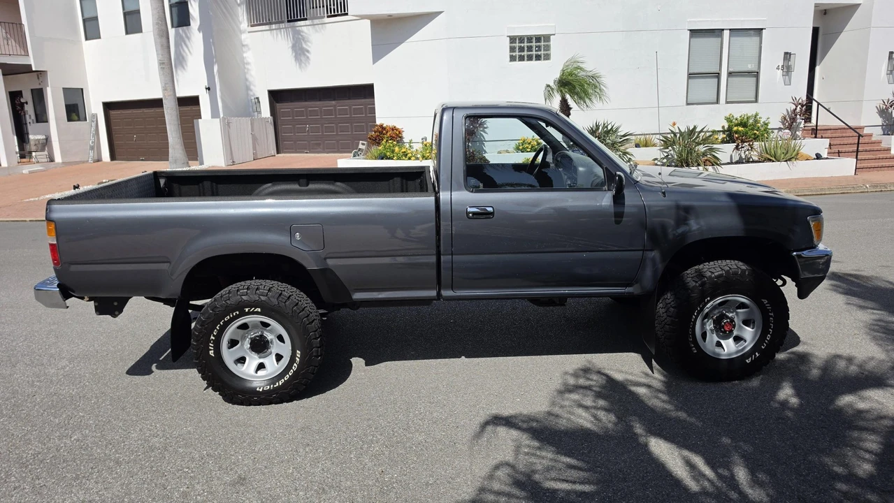 1990 Toyota Hilux 5th Gen - Image 11 of 31