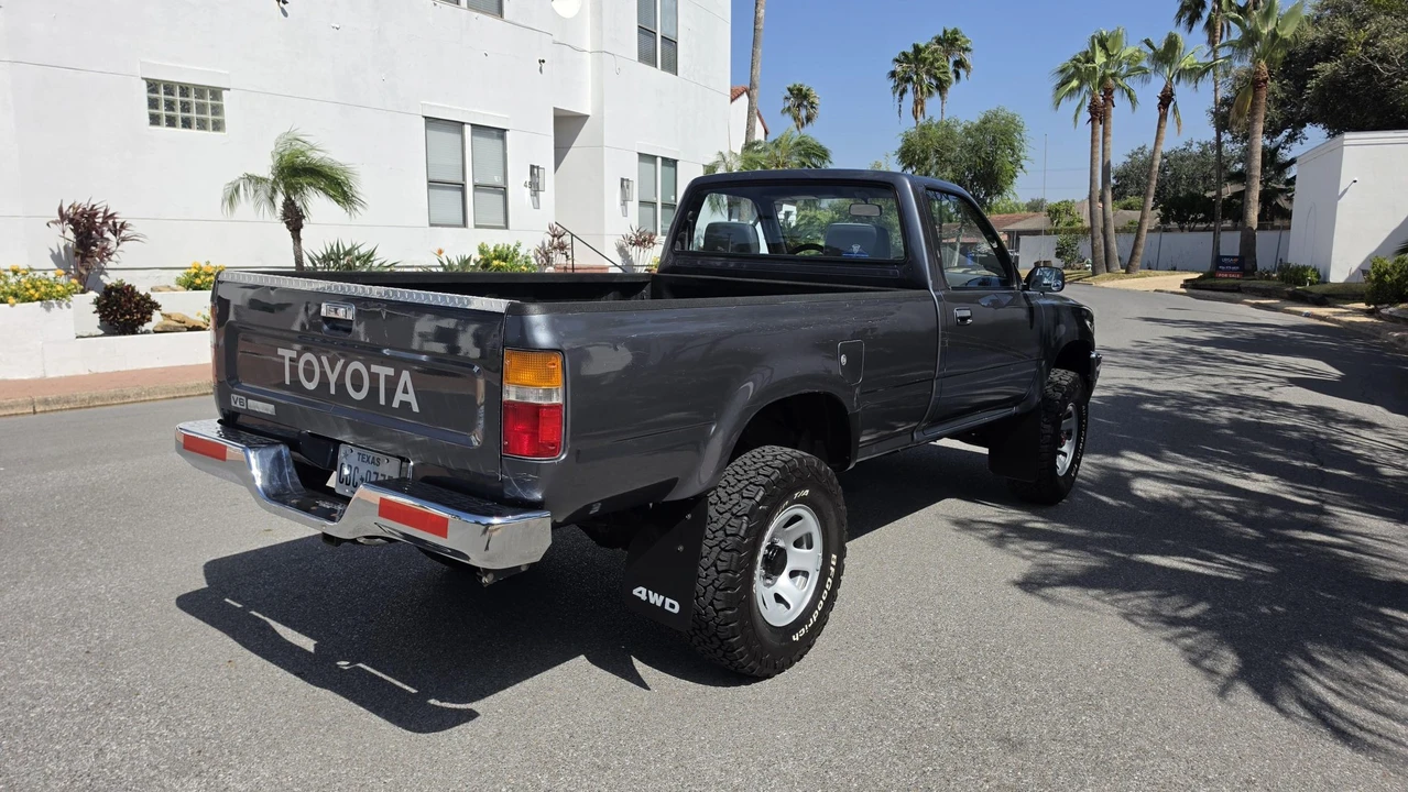 1990 Toyota Hilux 5th Gen - Image 9 of 31