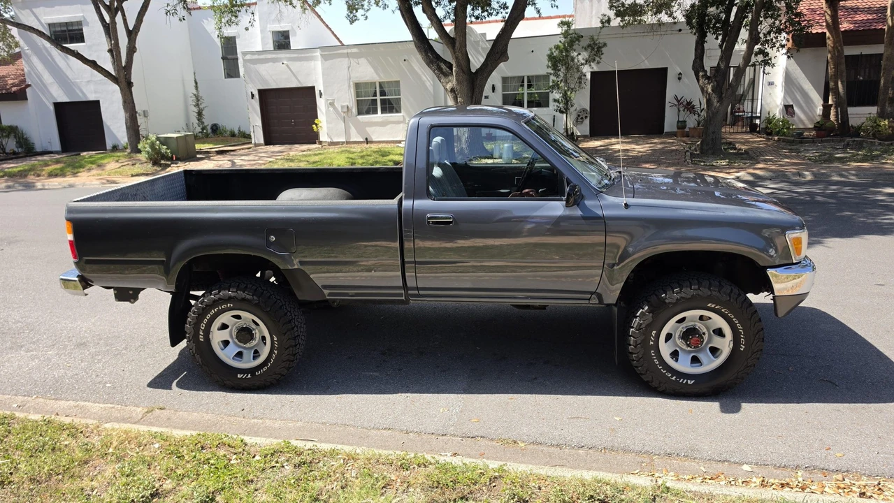 1990 Toyota Hilux 5th Gen - Image 12 of 31