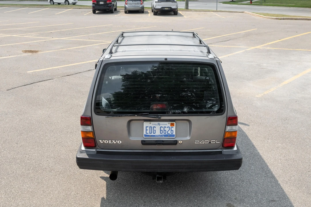 1990 Volvo 245 - Image 13 of 31