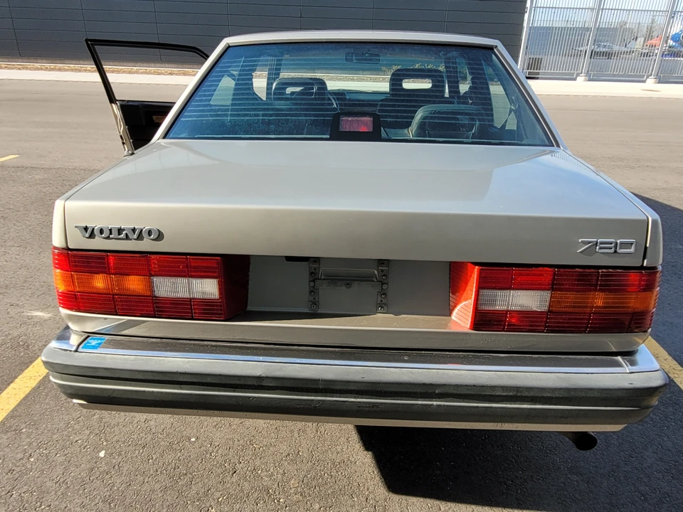 1990 Volvo 780 - Image 13 of 31