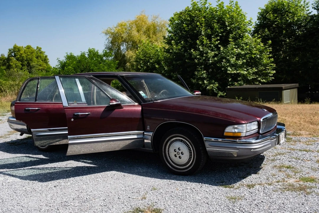 1991 Buick Park Avenue - Image 9 of 30
