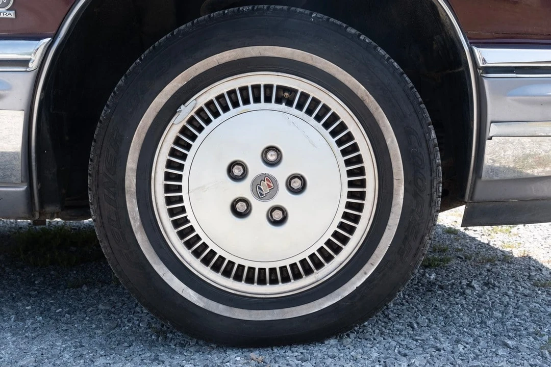 1991 Buick Park Avenue - Image 17 of 30