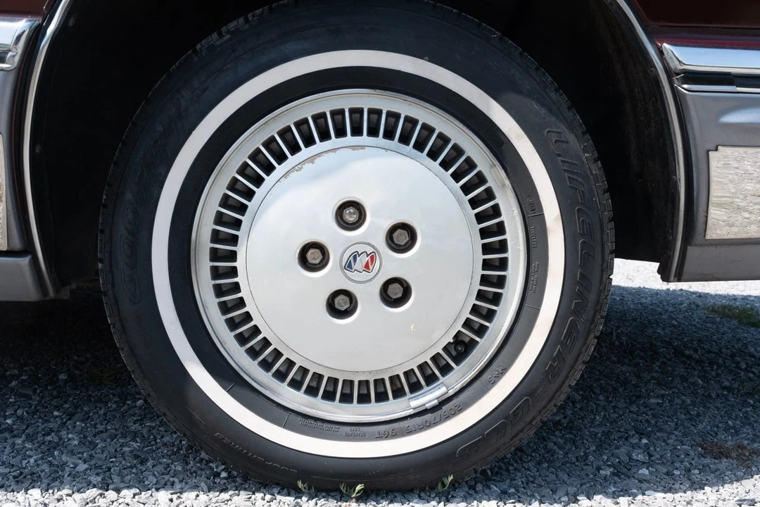 1991 Buick Park Avenue - Image 19 of 30
