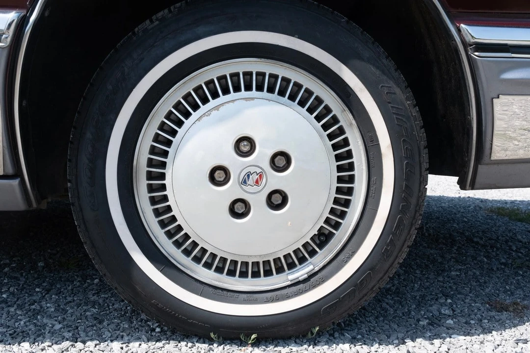 1991 Buick Park Avenue - Image 20 of 30