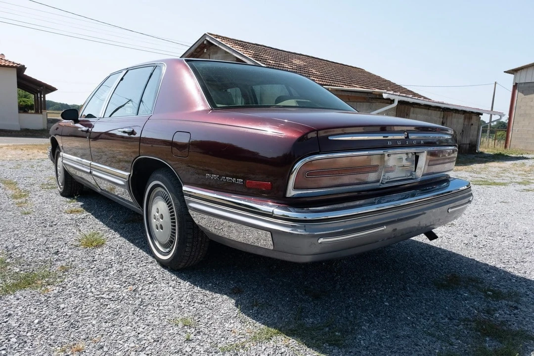 1991 Buick Park Avenue - Image 16 of 30