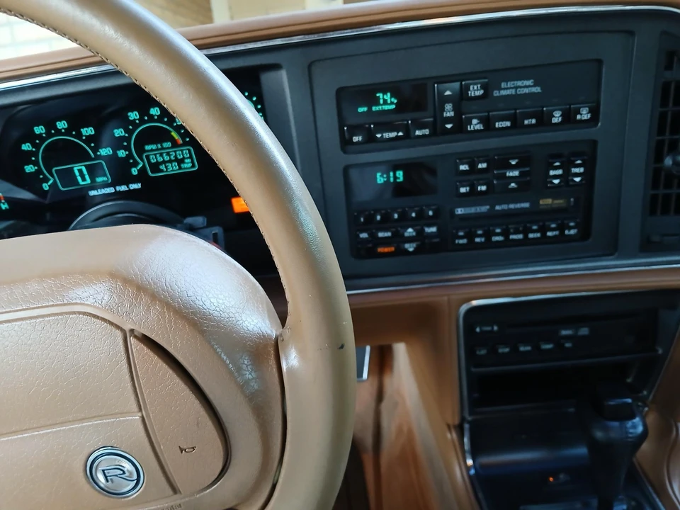 1991 Buick Reatta - Image 15 of 21