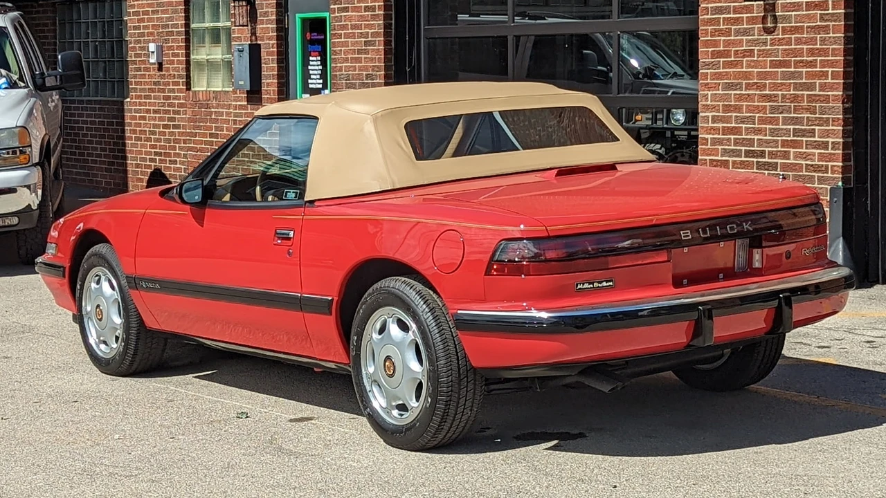 1991 Buick Reatta - Image 3 of 23