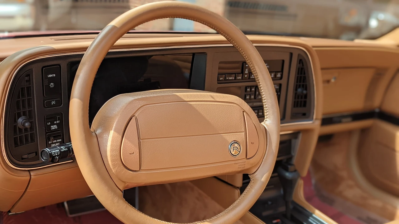1991 Buick Reatta - Image 11 of 23