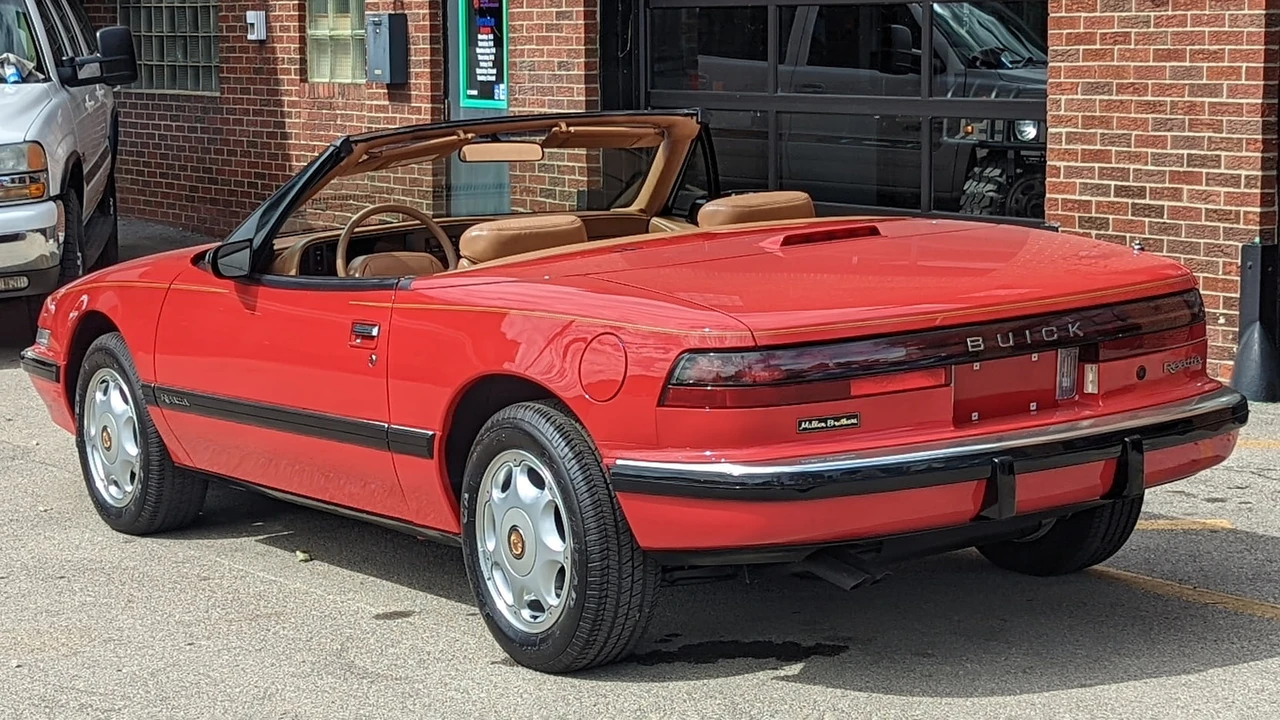 1991 Buick Reatta - Image 17 of 23